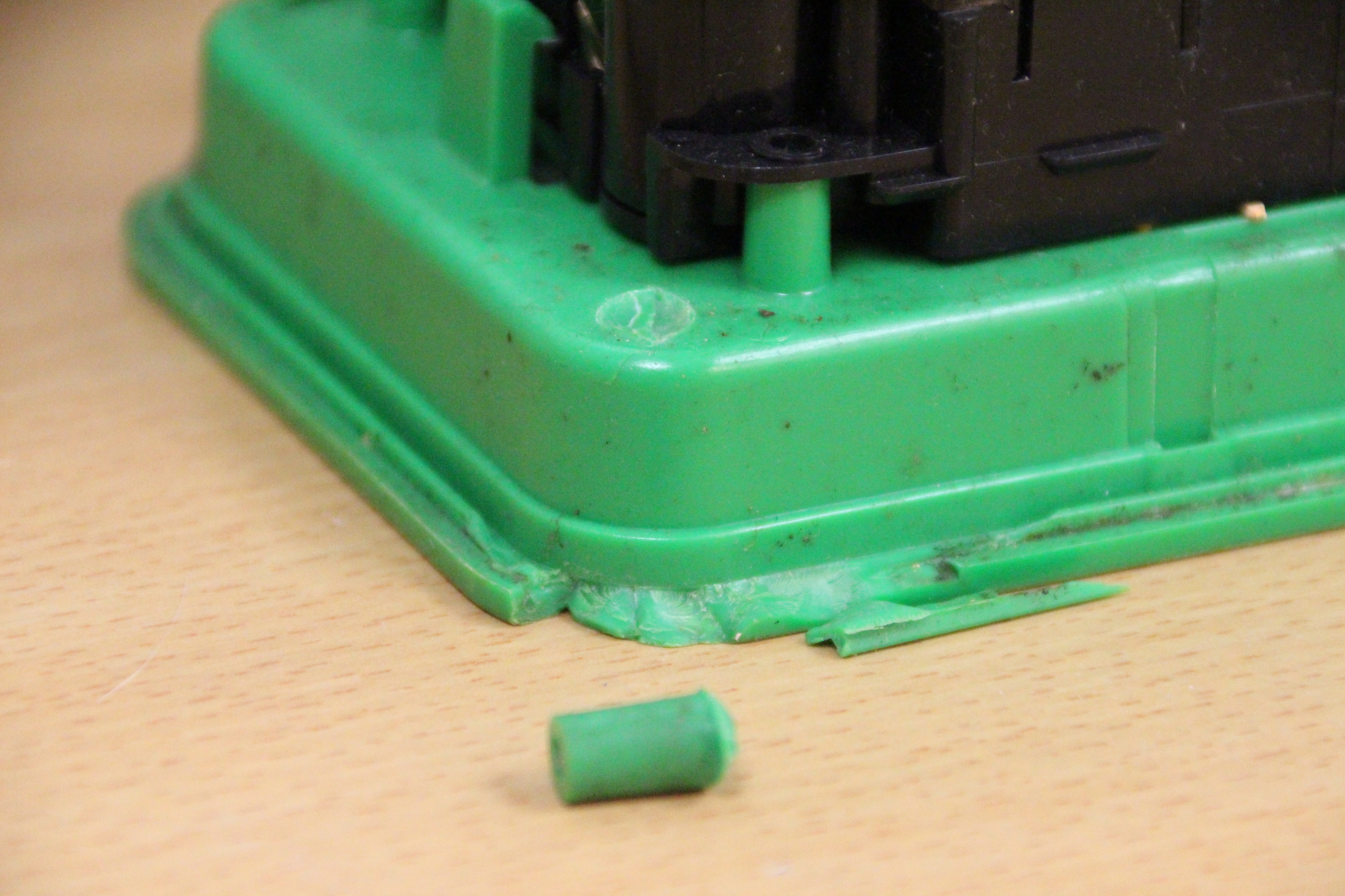 老化斷裂的塑膠螺絲座